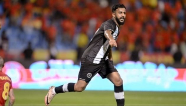 ماجد كنبة لاعب الشباب يحتفل بهدفه في مرمى القادسية